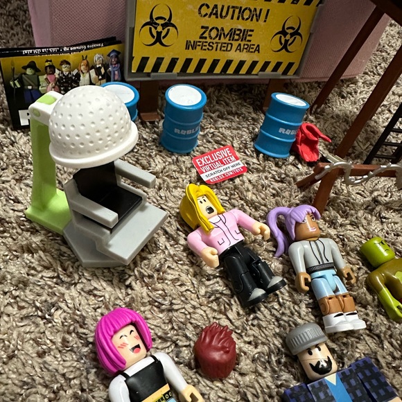 ROBLOX Zombie Toy Set - Picture 3 of 9
